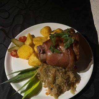 Golonko przednie z ziemniaczkami i surówką