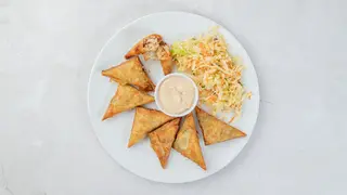 Pierożki z ciasta filo (Greczynki) z serem, kurczakiem i suszonymi pomidorami + sos czosnkowy i surówka (7 szt.)