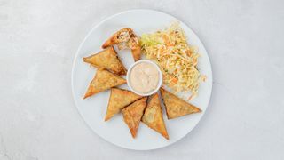 Pierożki z ciasta filo (Greczynki) z serem, kurczakiem i suszonymi pomidorami + sos czosnkowy i surówka