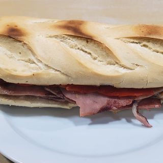 Bocadillo Lacón Con Pimientos