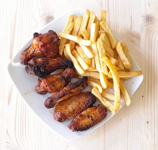 6 COSCE E FUSI DI POLLO PICCANTI* AL FORNO +PATATINE FRITTE +BIBBITA +SALSE