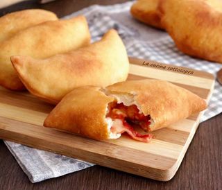 panzerotto porchetta 'nduja e provola affumicata