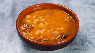 Čorbast pasulj sa slaninom i kobasicom