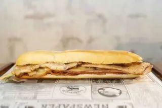 BOCADILLO PECHUGA BACON QUESO