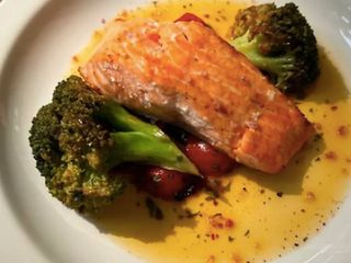 Стейк лосося на грилі