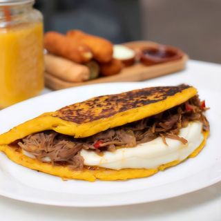 Cachapa con Queso y Ternera desmechada