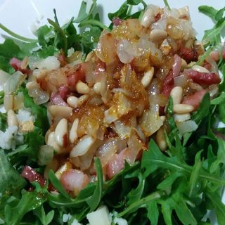 Ensalada De Rúcula Con Bacon, Frutos Secos Y Parmesano