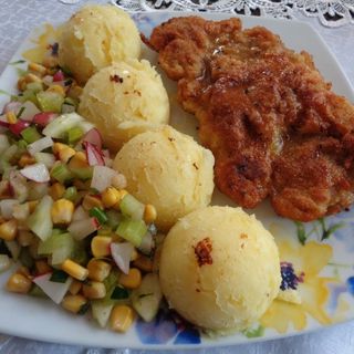 Kotlet schabowy panierowany , ziemniaki, surówka, zupa dnia gratis