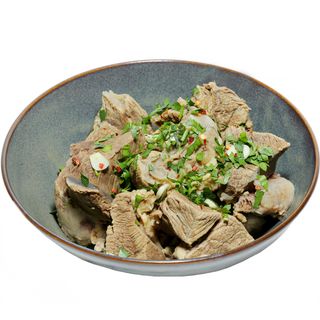 საქონლის მოხარშული ენა ნივრითა და ქინძით