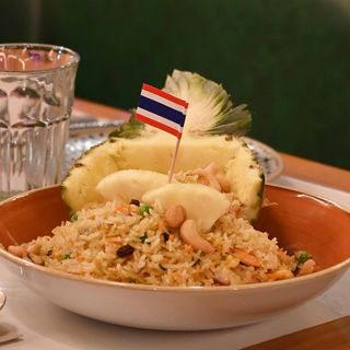 Arroz frito con langostino y piña