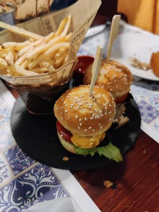 Mini Hambúrguer Com Batata Frita