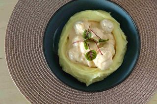 ხორცის ბურთულები ნაღების სოუსში და პიურეთი