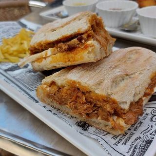 Bocadillo de carne mechada