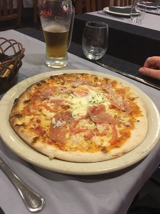 Pizza Prosciutto Caprese