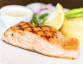 Salmón a la plancha con patata rota y verduras en tempura