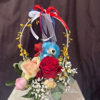 Cestino con orsetto rosa rossa e cuoricino