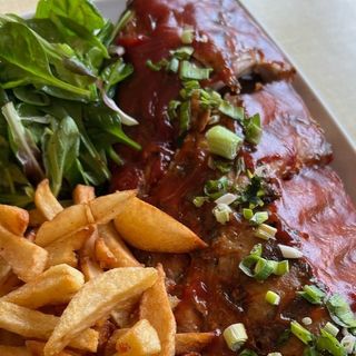 Coaste de porc BBQ cu cartofi prăjiți, salata verde și sosul casei