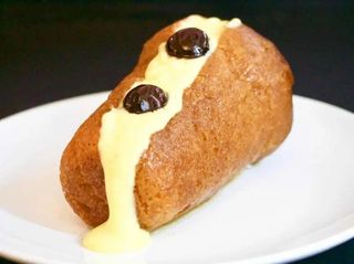 Babà al rum farcito con gelato