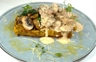 Картофельная брускета с курицей, грибами и шпинатом