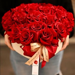 Cutie inima cu trandafiri rosii pentru o aniversare de 18 ani