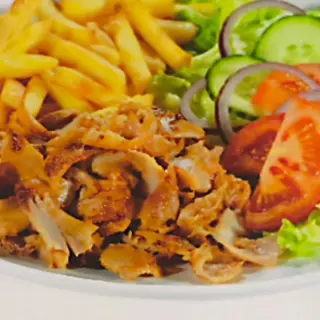 Plato de kebab + patata + ensalada + bebida
