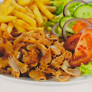 Plato de kebab + patata + ensalada + bebida