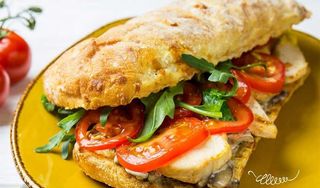 Сендвіч з курочкою, грибами та зеленню (340г)