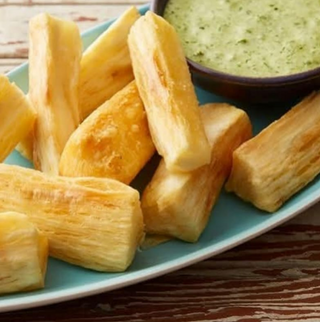 Yucas con guacamole (ración)