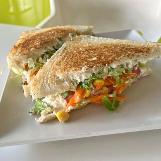 Sándwich Vegetal Con Pollo