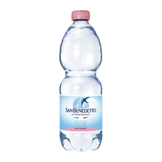 Acqua naturale in bottiglia