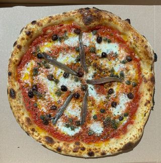 Pizza Puttanesca (33 cm.)