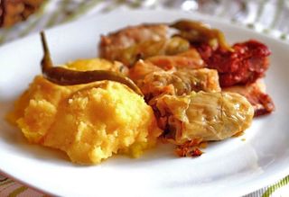 Sarmalute ardelenesti cu mamaliguta si ardei iute