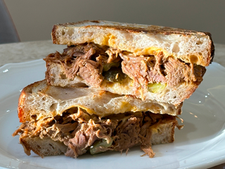 СЕНДВІЧ З ТЕЛЯТИНОЮ (300г)