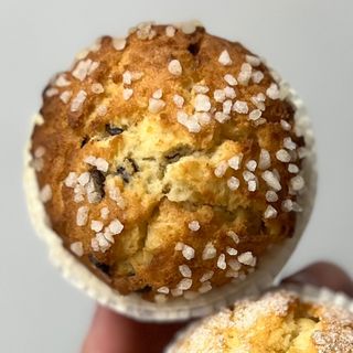 Magdalena con pepita de chocolate y naranja