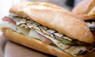 Saltimbocca con prosciutto, melanzane e provola affumicata