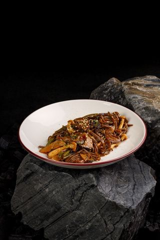 Soba cu legume și ciuperci asiatice de sezon