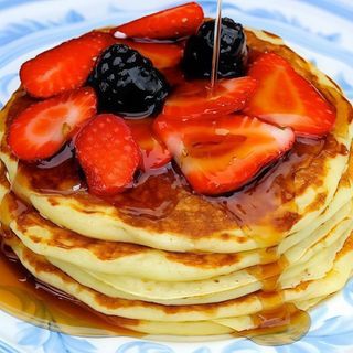Pancake Con Fruta Y Sirope Al Gusto