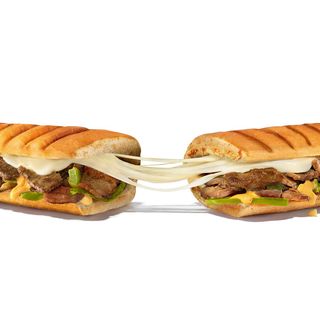 Sandwicz SubMelts Supreme Stek z Serem 15cm