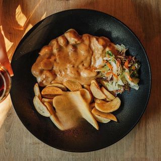 Teletina u šampinjon sosu sa prilogom