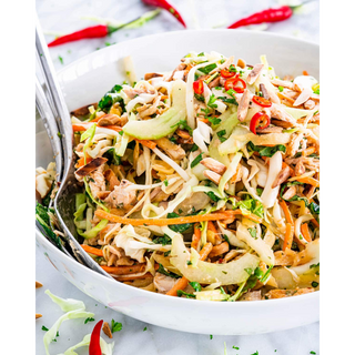 1. Салата с пилешко месо и фъстъци