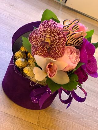 Cutie 53 aranjament flori M + bomboane 