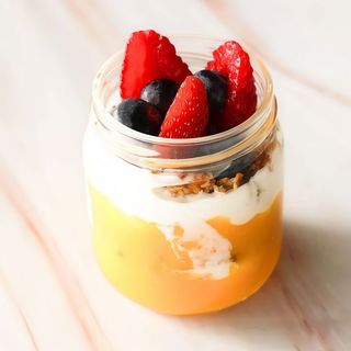 1 Yogurt Parfait con mango natural y granola