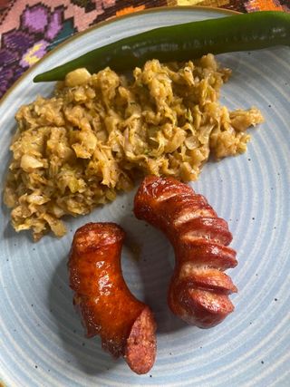 Cârnat țărănesc cu varză călită