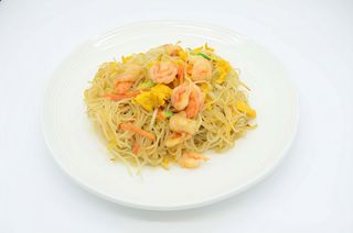 Spaghetti di riso alla piastra con gamberi