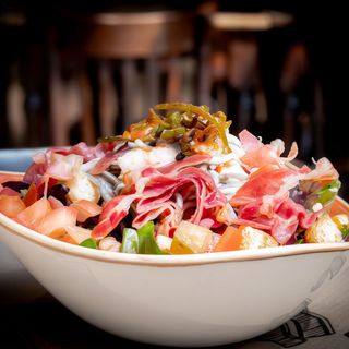 Ensalada templada con gulas, langostinos, crujiente de jamón Nº4