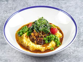 ТЕЛЯЧІ ЩОКИ З КАРТОПЛЯНИМ КРЕМОМ ТА ОВОЧАМИ