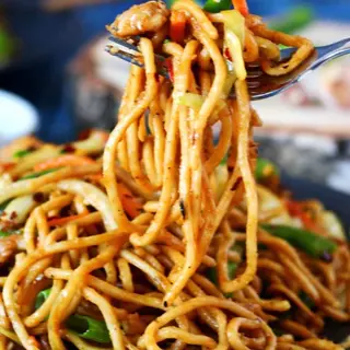A81. Spaghetti pollo e verdure*