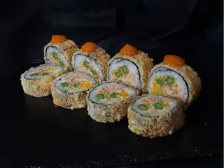Roll w tempurze z pastą z węgorza i szparagami (350 gg)
