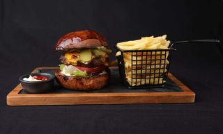Телешки бургер Ефбет с гарнитура пържени картофи