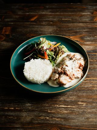 Медальоны из курицы с грибами в сливочно-ягодном соусе (690г)